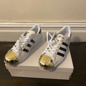 White and Gold unisex Adidas. Size 8 (m)